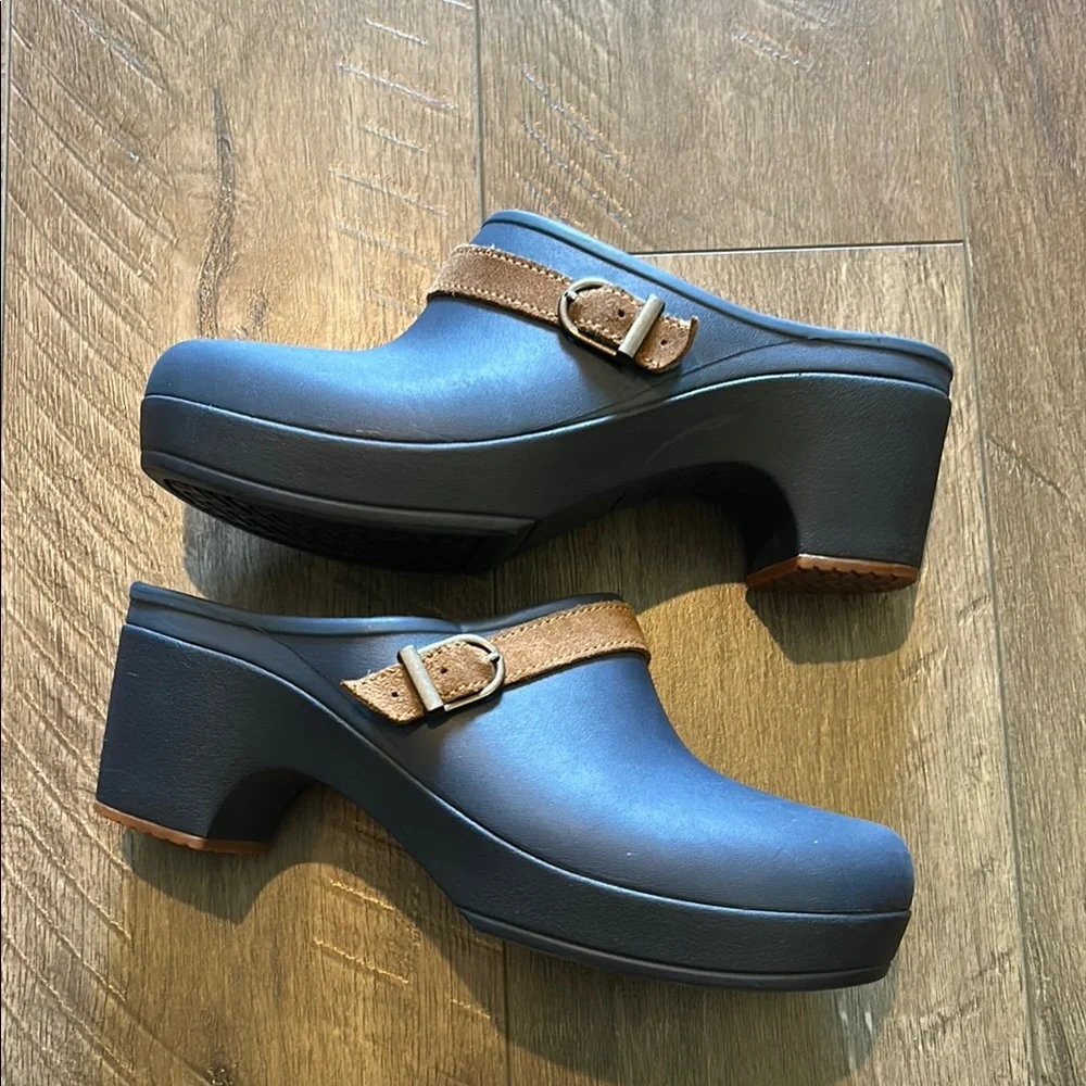 CROCS "SARAH" CLOG MULE DUAL COMFORT NAVY SIZE 8 - Picture 1 of 7